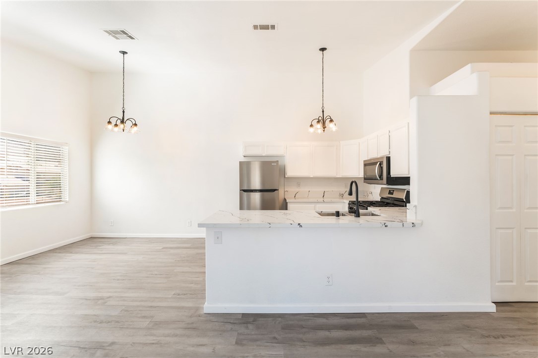 Photo 17 of 37, 2110 Los Feliz Street #2015