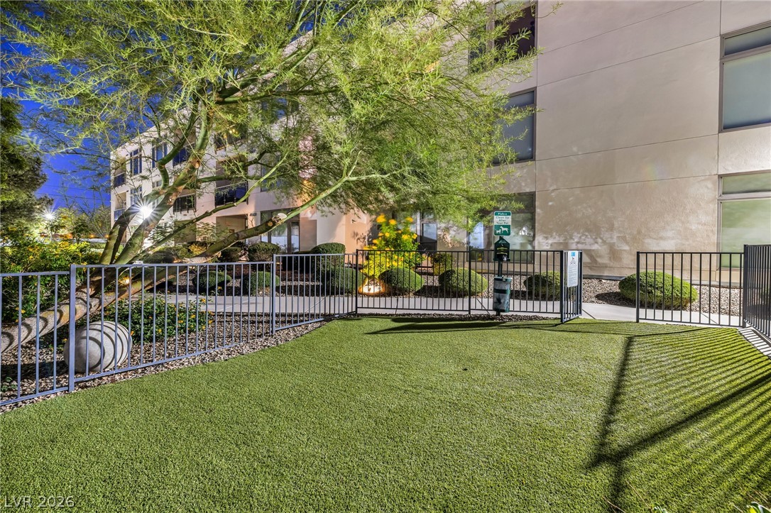 Photo 46 of 51, 8925 W Flamingo Road #201