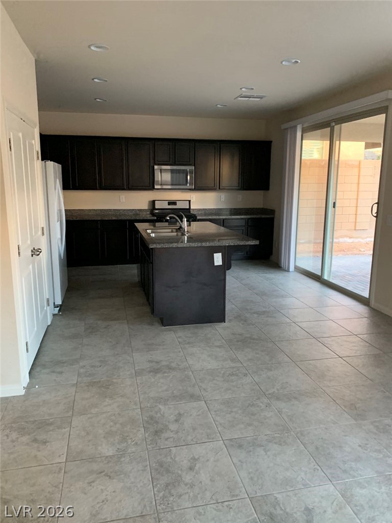 Photo 6 of 22, 933 Kimbark Avenue