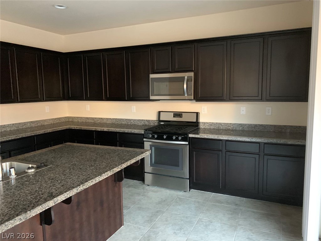 Photo 8 of 22, 933 Kimbark Avenue