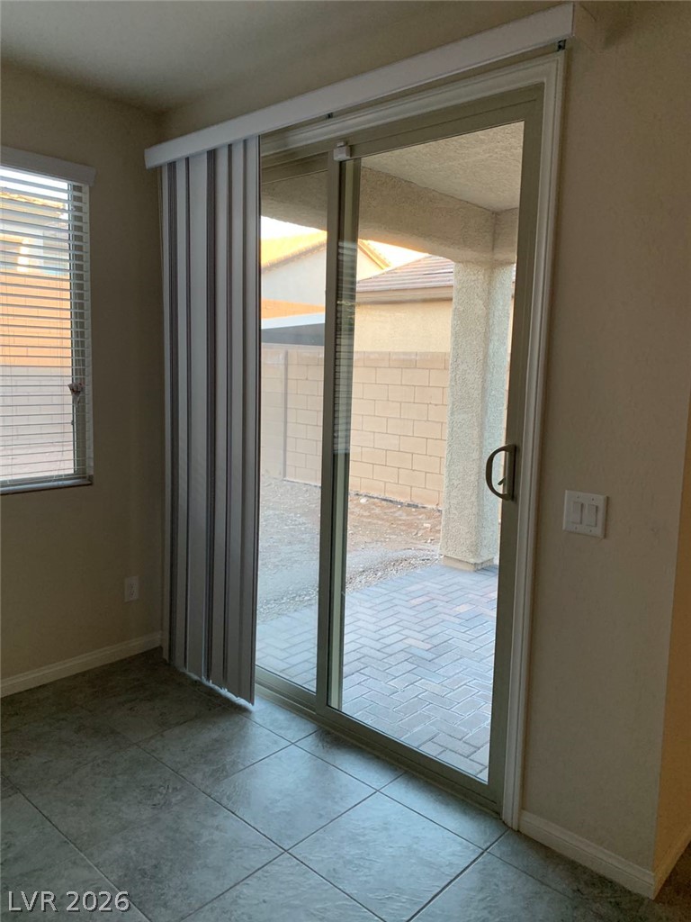 Photo 9 of 22, 933 Kimbark Avenue
