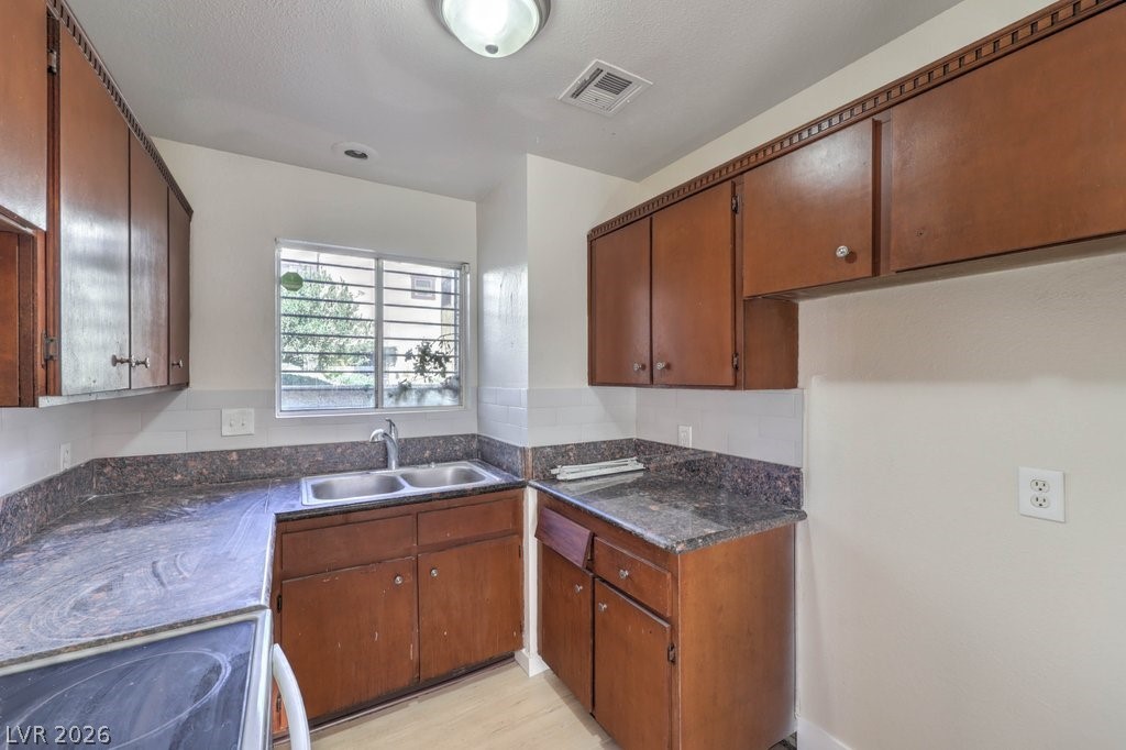 Photo 8 of 30, 5047 Spencer Street #B