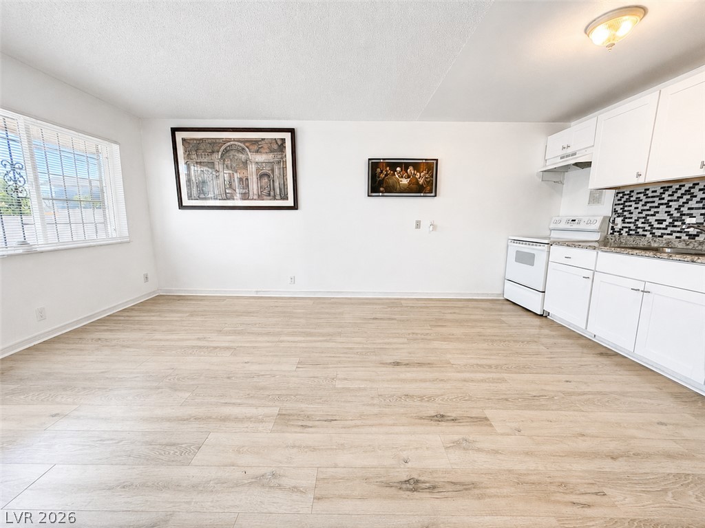 Photo 8 of 20, 3720 Royal Crest Street #15