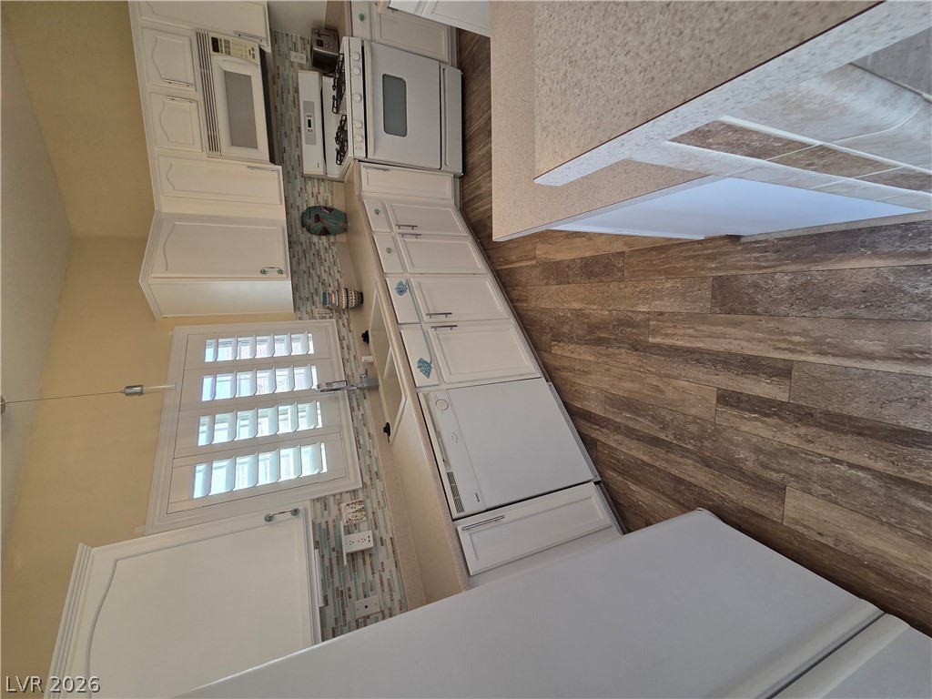 Photo 6 of 23, 4952 Mascaro Drive