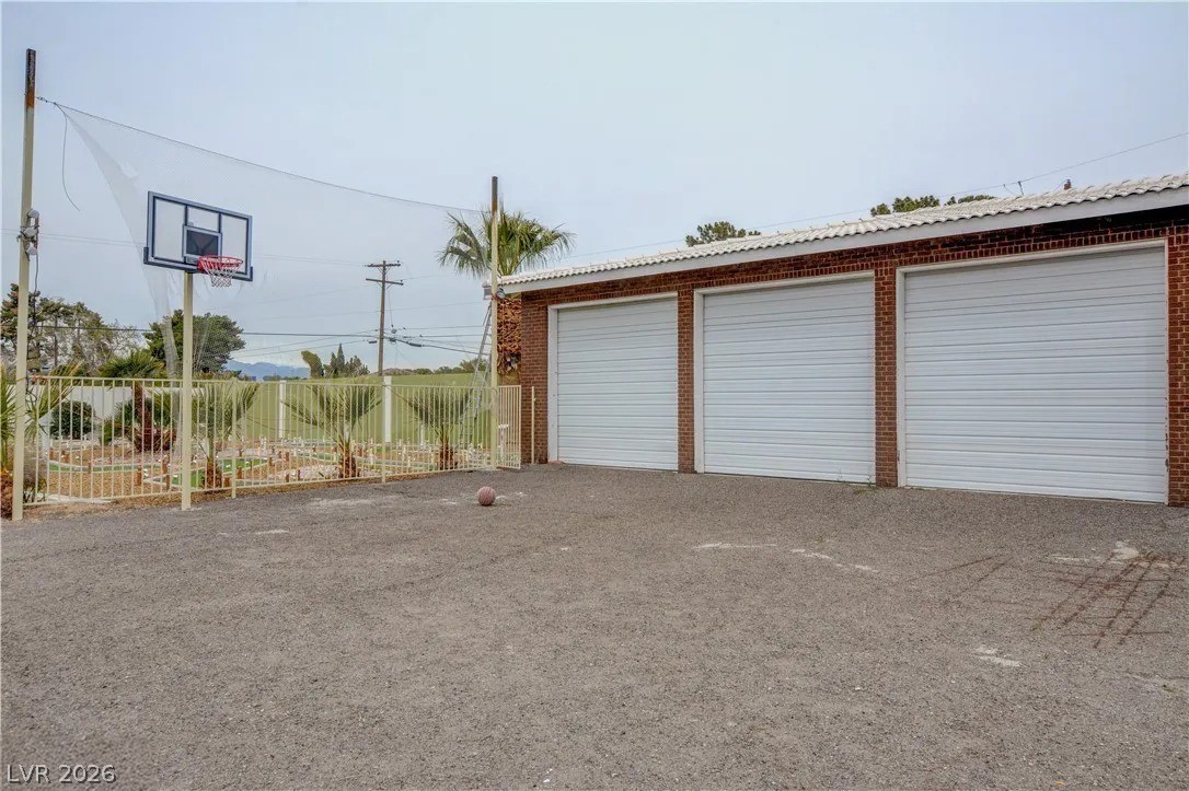Photo 8 of 26, 2720 E Quail Avenue