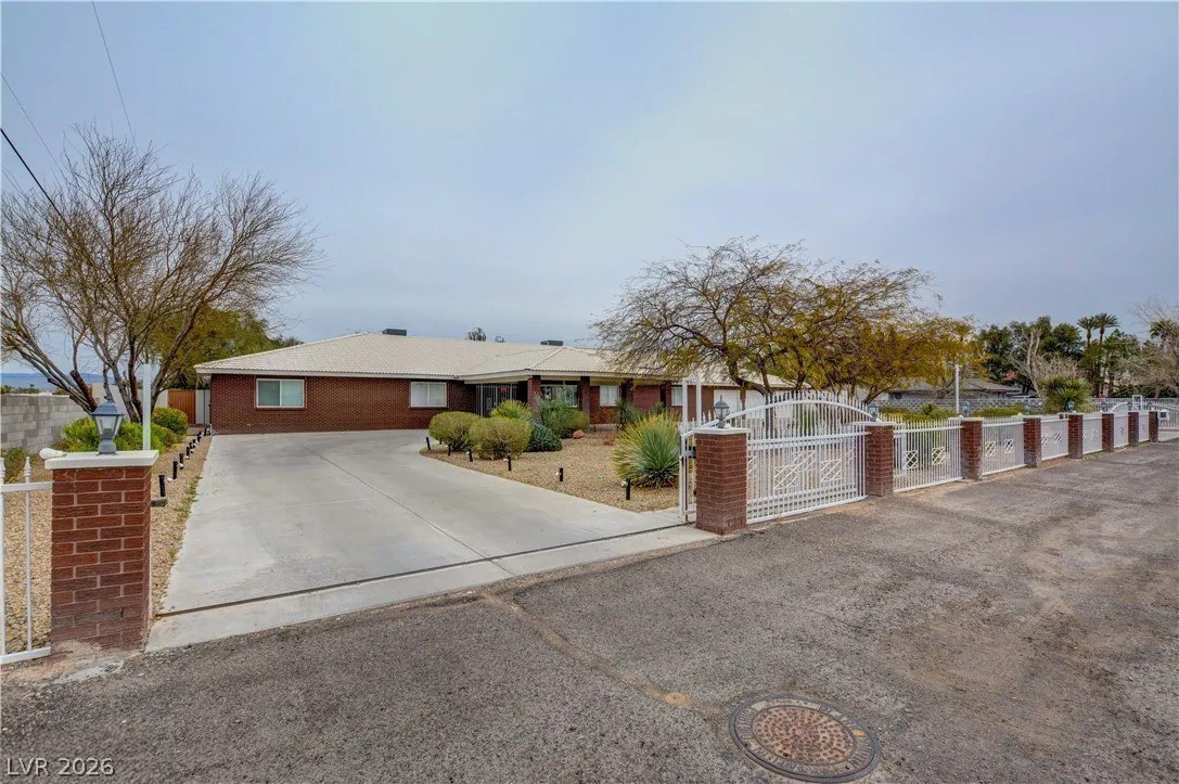 Photo 9 of 26, 2720 E Quail Avenue