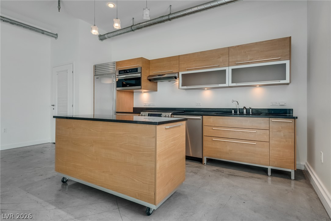 Photo 16 of 37, 200 HOOVER Avenue #1802