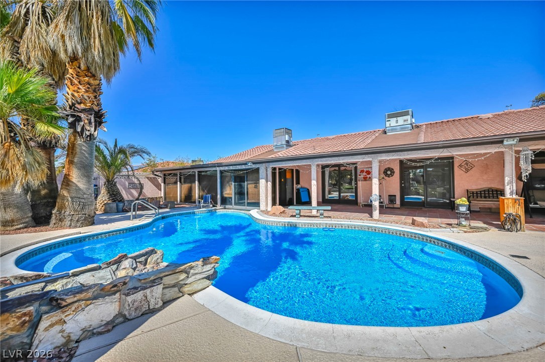 Photo 13 of 61, 2935 S Torrey Pines Drive