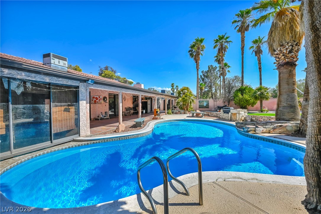 Photo 14 of 61, 2935 S Torrey Pines Drive