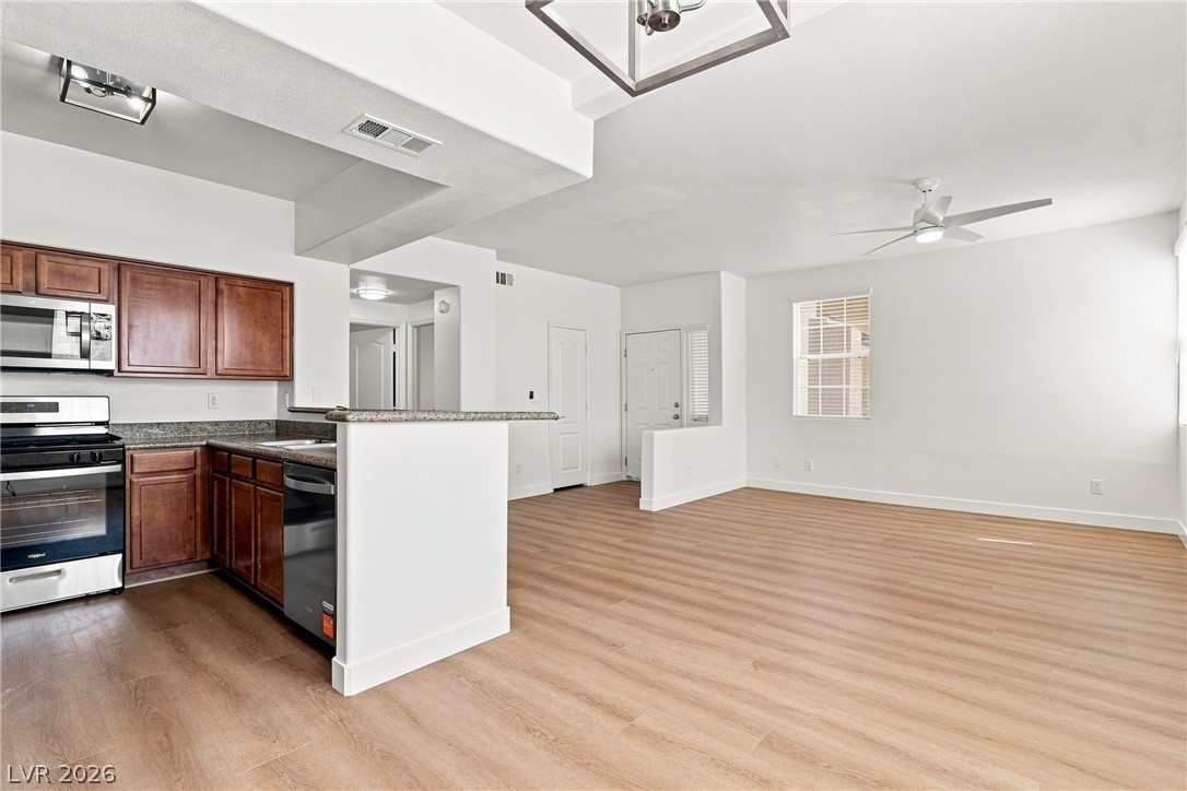 Photo 15 of 41, 1704 Queen Victoria Street #102