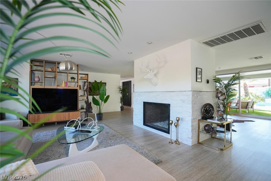 Photo 6 of 31, 1408 S 6th Street
