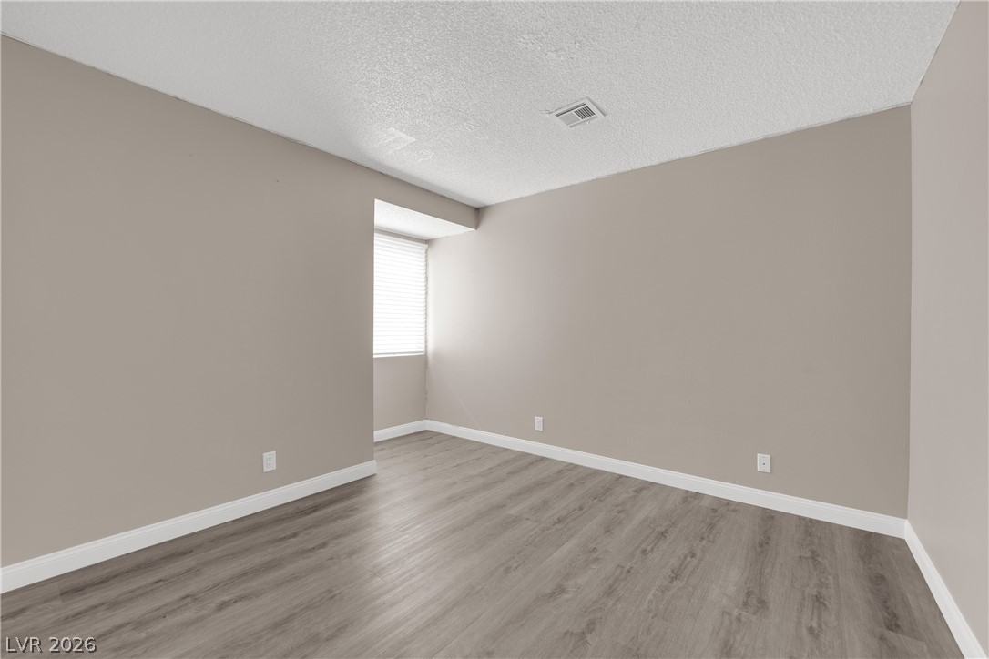Photo 16 of 31, 5049 Spencer Street #A
