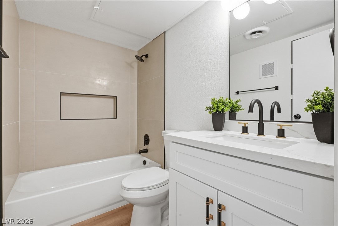 Photo 15 of 28, 3045 Pinehurst Drive #B