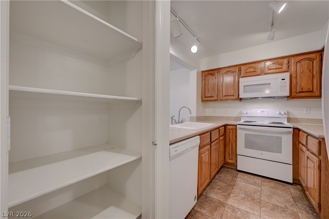 Photo 16 of 40, 701 Capri Drive #13B