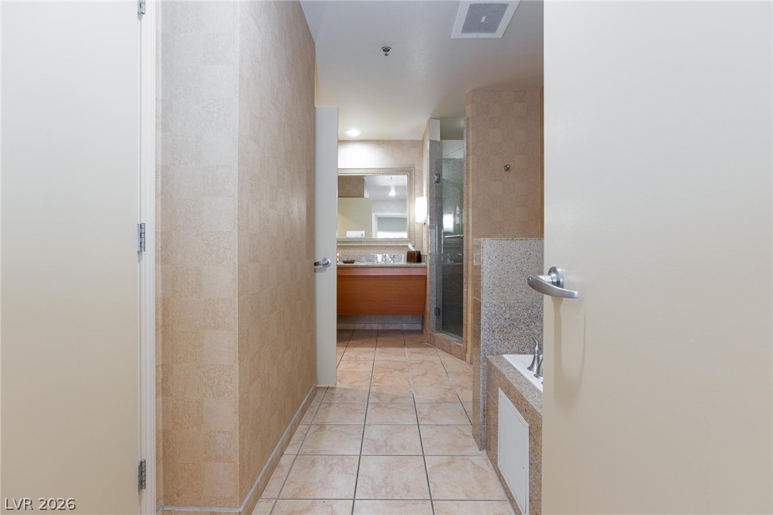 Photo 15 of 39, 211 E Flamingo Road #1003