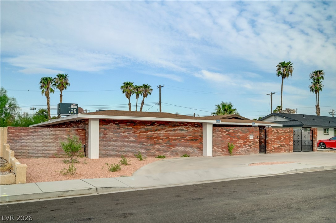 Photo 3 of 2101 Santiago Street