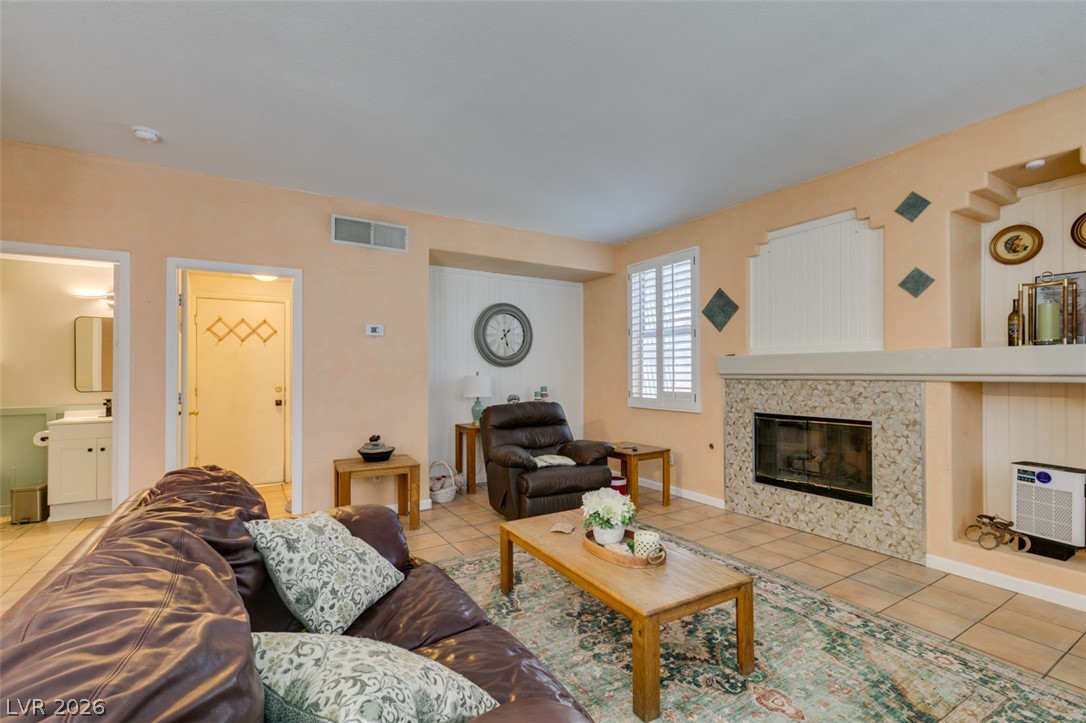 Photo 7 of 28, 827 Fuerte Court