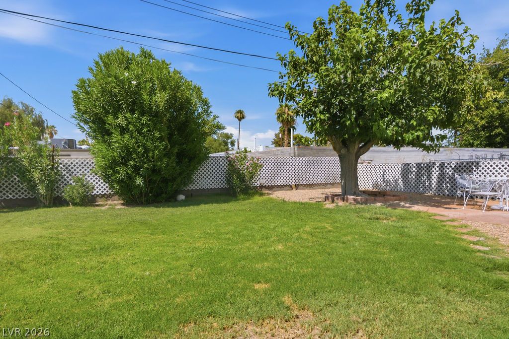 Photo 4 of 551 E Oakey Boulevard
