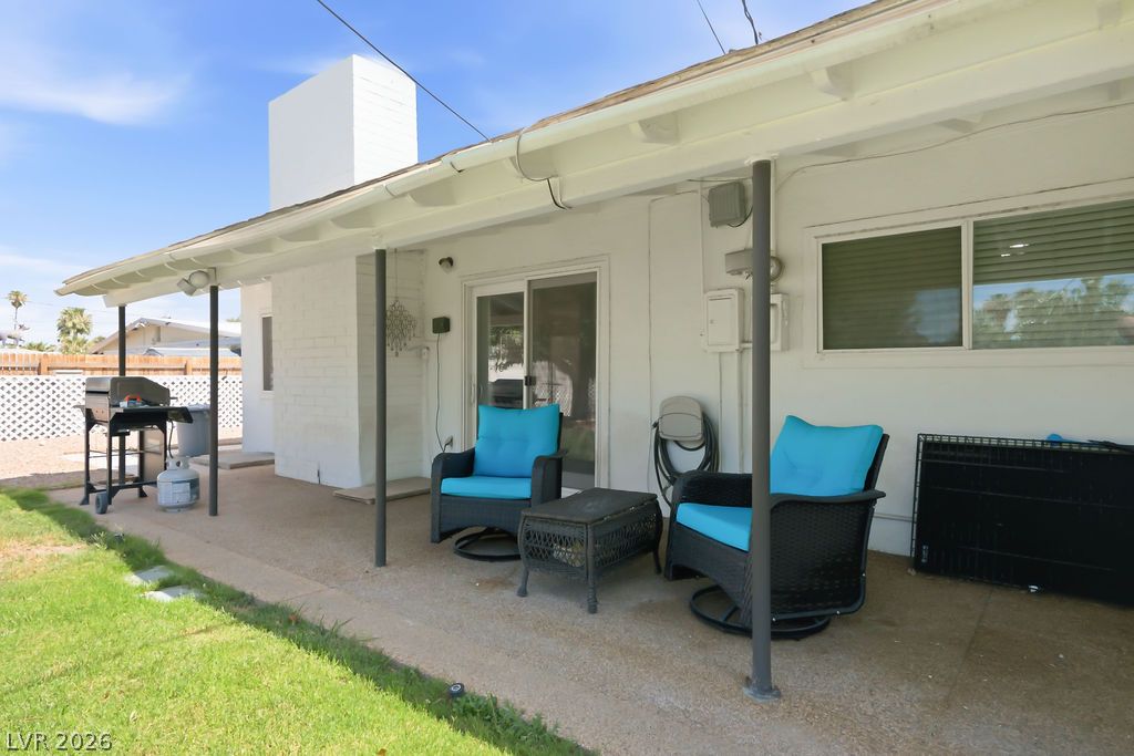 Photo 10 of 30, 551 E Oakey Boulevard