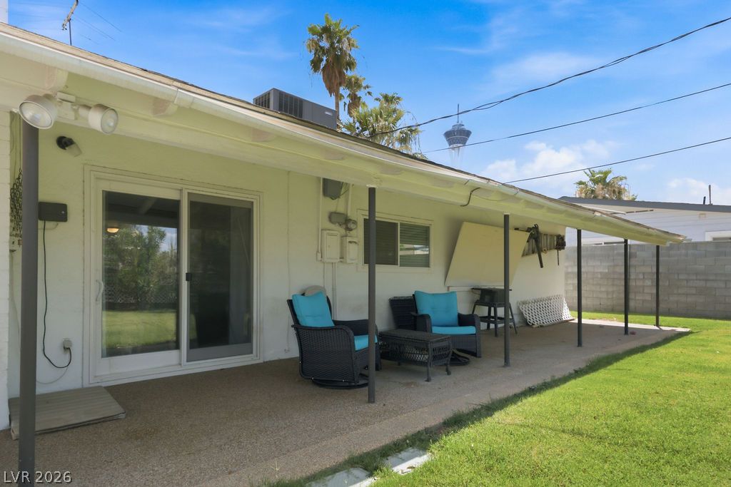 Photo 11 of 30, 551 E Oakey Boulevard