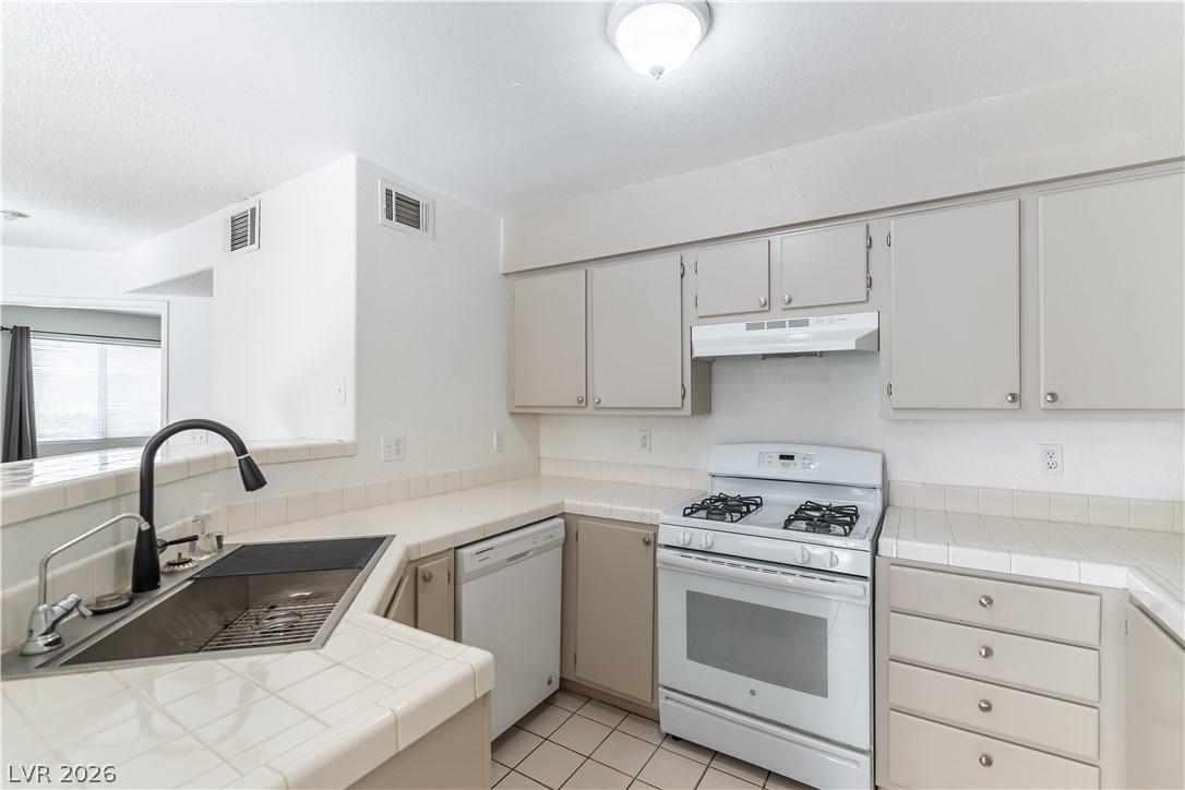 Photo 9 of 25, 701 Wheat Ridge Lane #101
