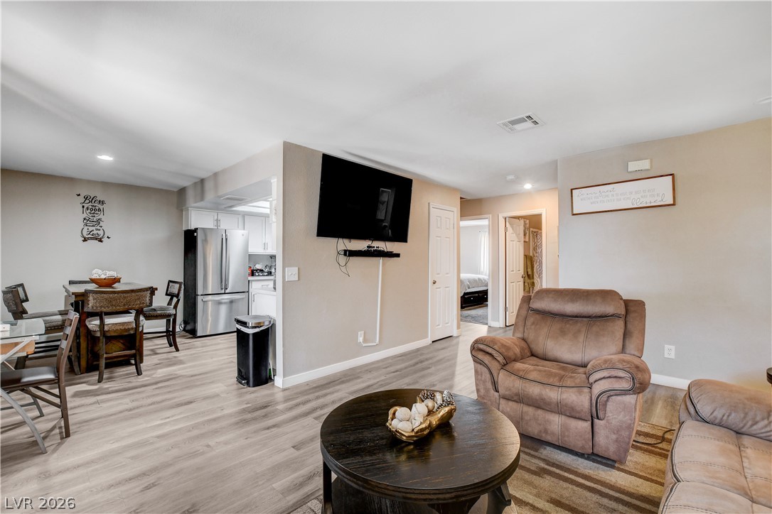 Photo 13 of 43, 5576 W Rochelle Avenue #32D