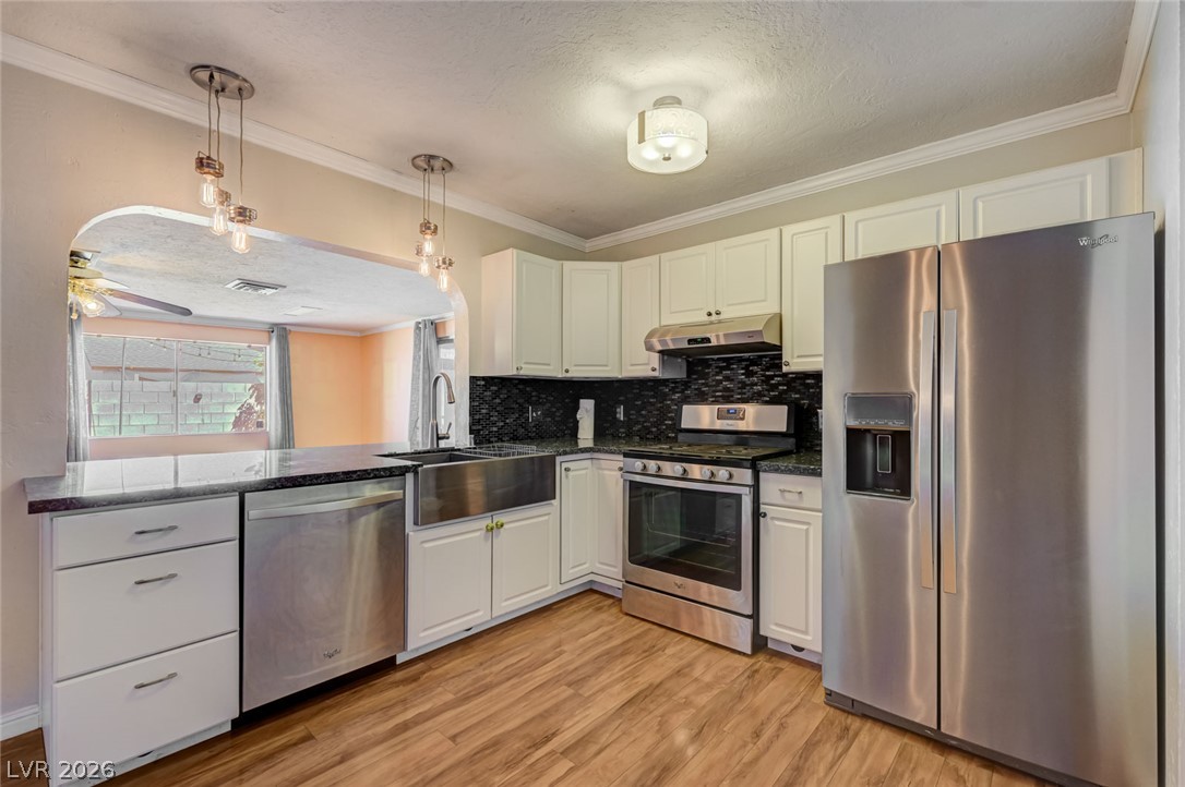 Photo 13 of 47, 1209 Meadbrook Street