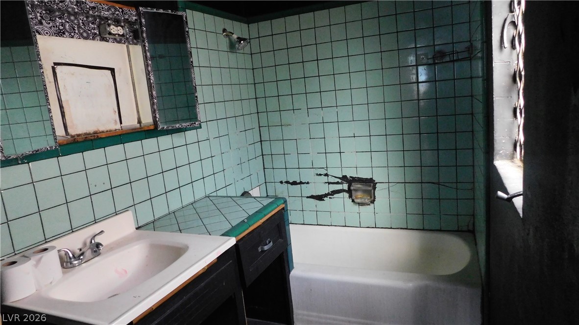 Photo 8 of 24, 1147 S 15th Street