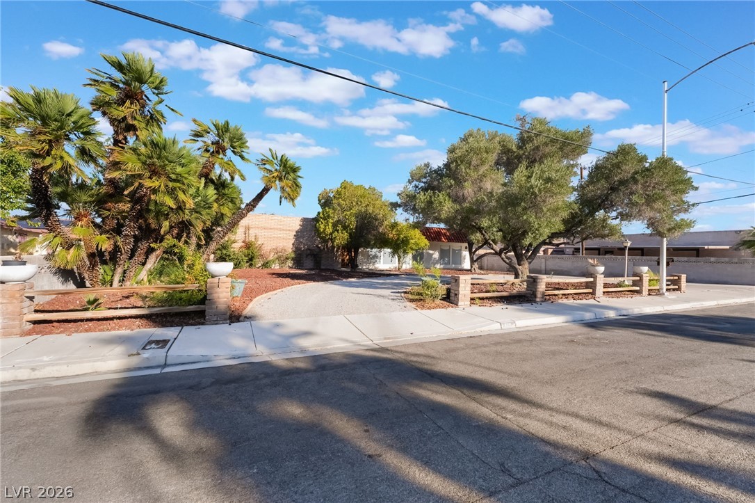 Photo 4 of 909 Cashman Drive