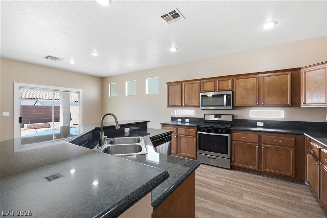 Photo 15 of 31, 4033 Annendale Avenue