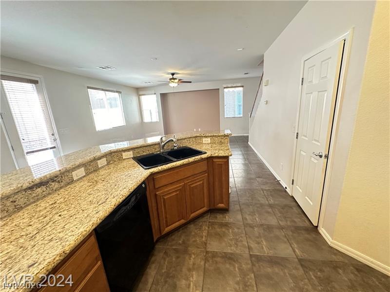 Photo 11 of 40, 545 NEWBERRY SPRINGS Drive