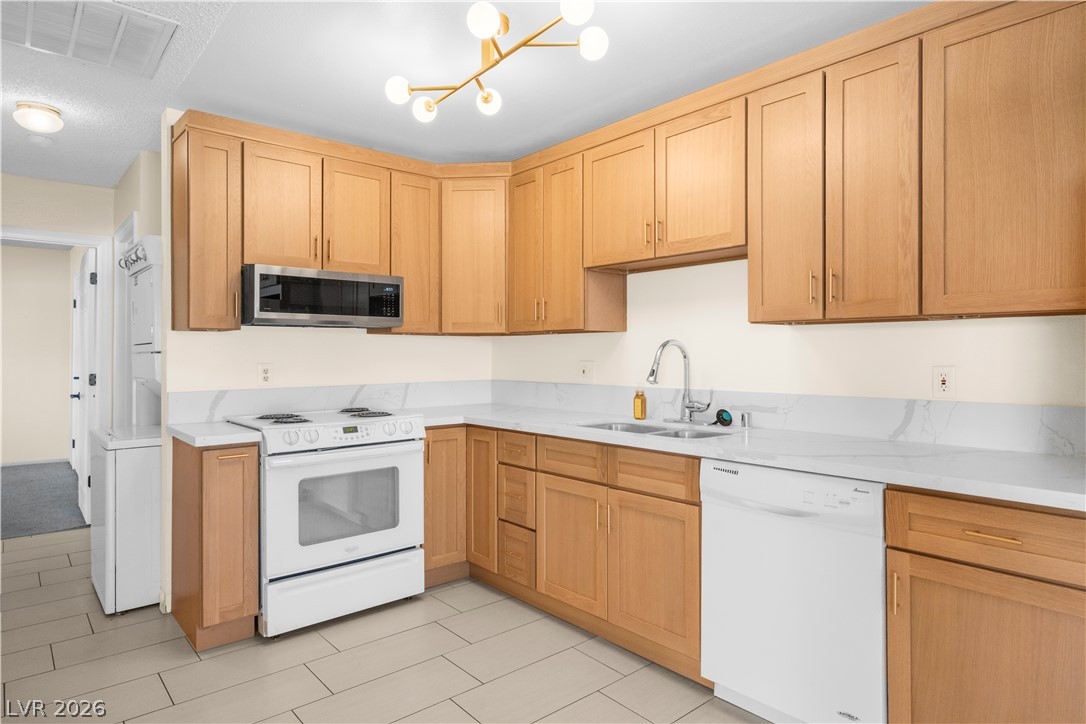 Photo 13 of 30, 4734 Roberta Street #4