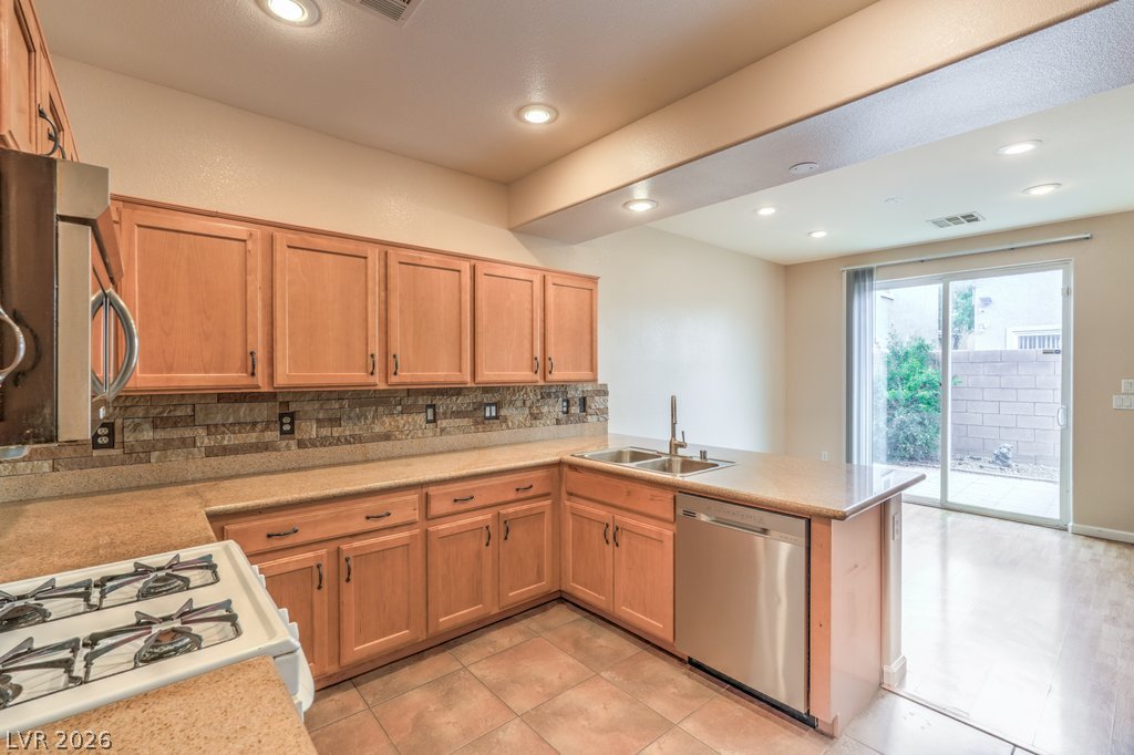 Photo 18 of 40, 8684 Rowland Bluff Avenue