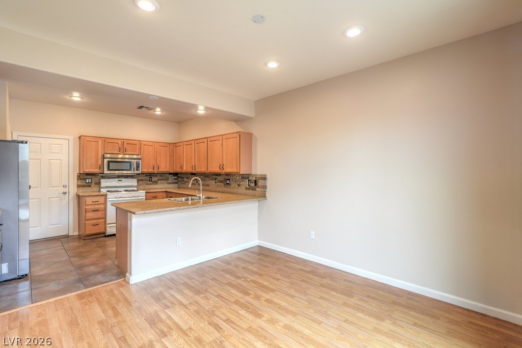 Photo 12 of 40, 8684 Rowland Bluff Avenue