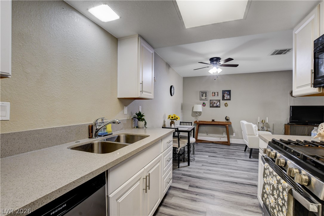 Photo 15 of 32, 445 N Lamb Boulevard #C