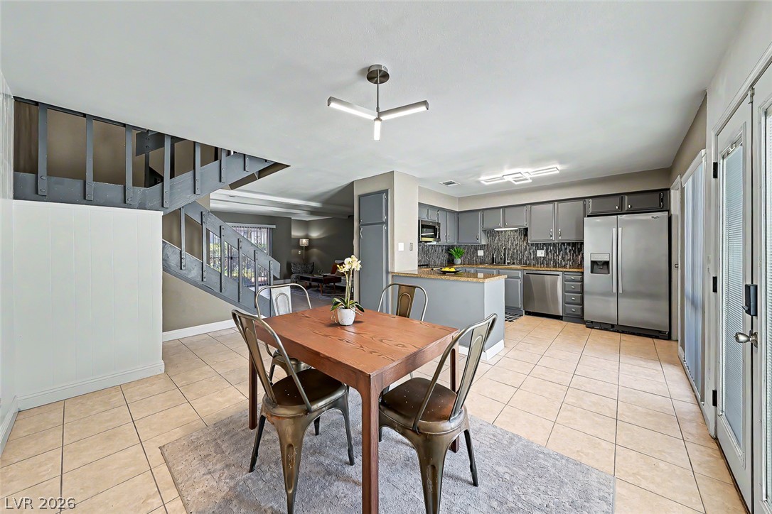 Photo 6 of 43, 572 Willow Green Drive