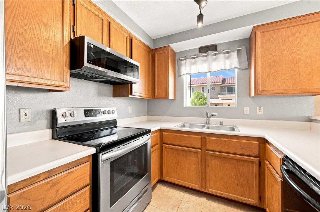 Photo 2 of 2200 Highpointe Drive #202