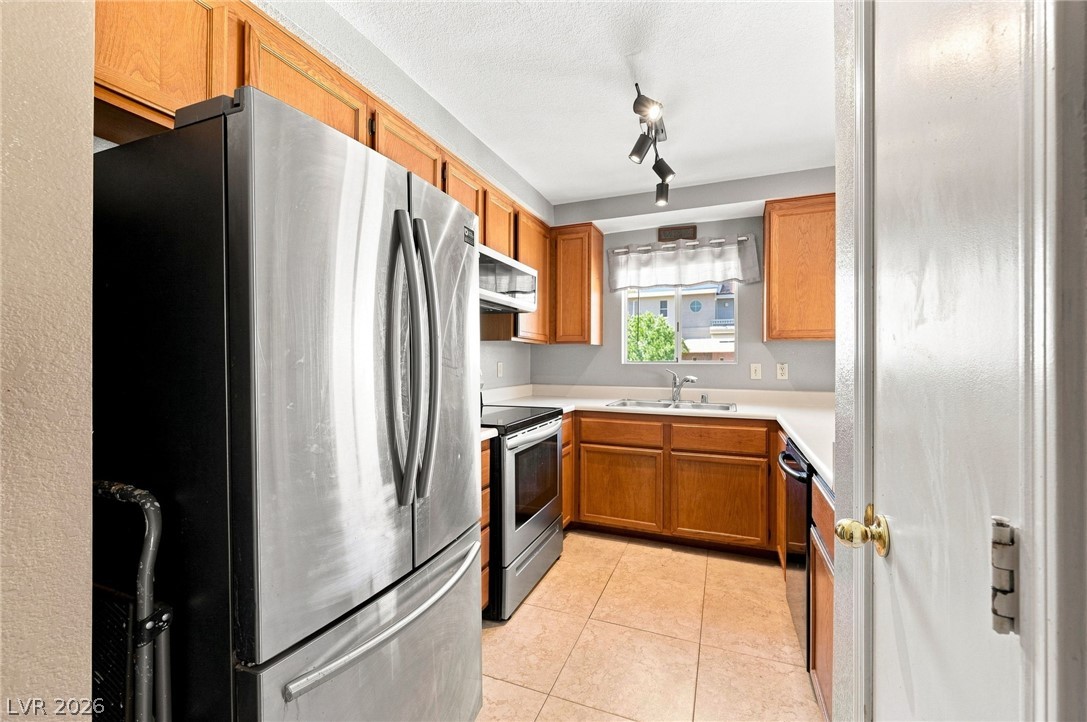 Photo 16 of 29, 2200 Highpointe Drive #202