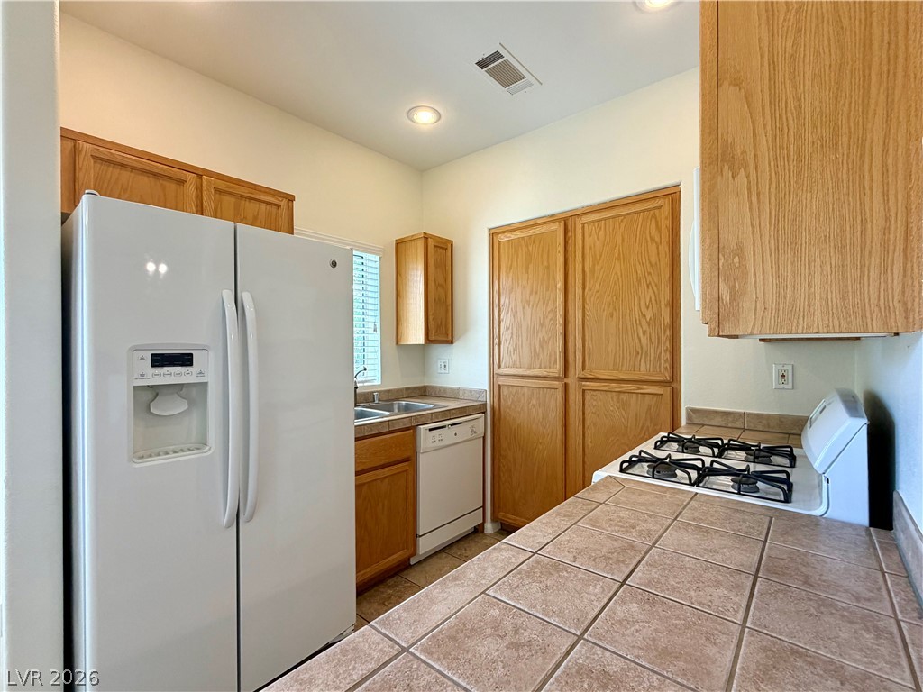 Photo 8 of 28, 1420 Red Crest Lane #203