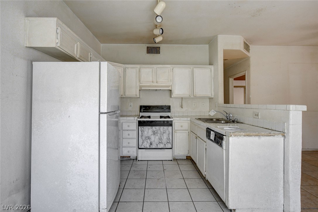 Photo 12 of 32, 2110 Los Feliz Street #1023
