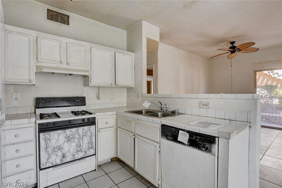 Photo 13 of 32, 2110 Los Feliz Street #1023
