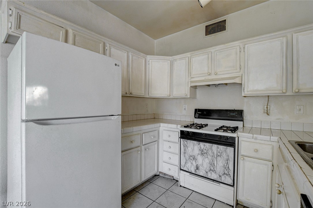 Photo 14 of 32, 2110 Los Feliz Street #1023