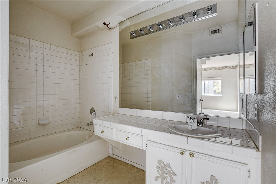 Photo 29 of 32, 2110 Los Feliz Street #1023