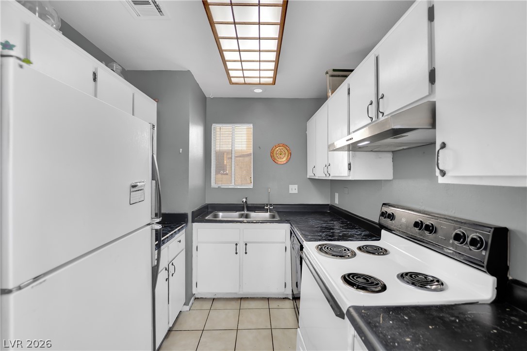 Photo 14 of 31, 5007 Spencer Street #C