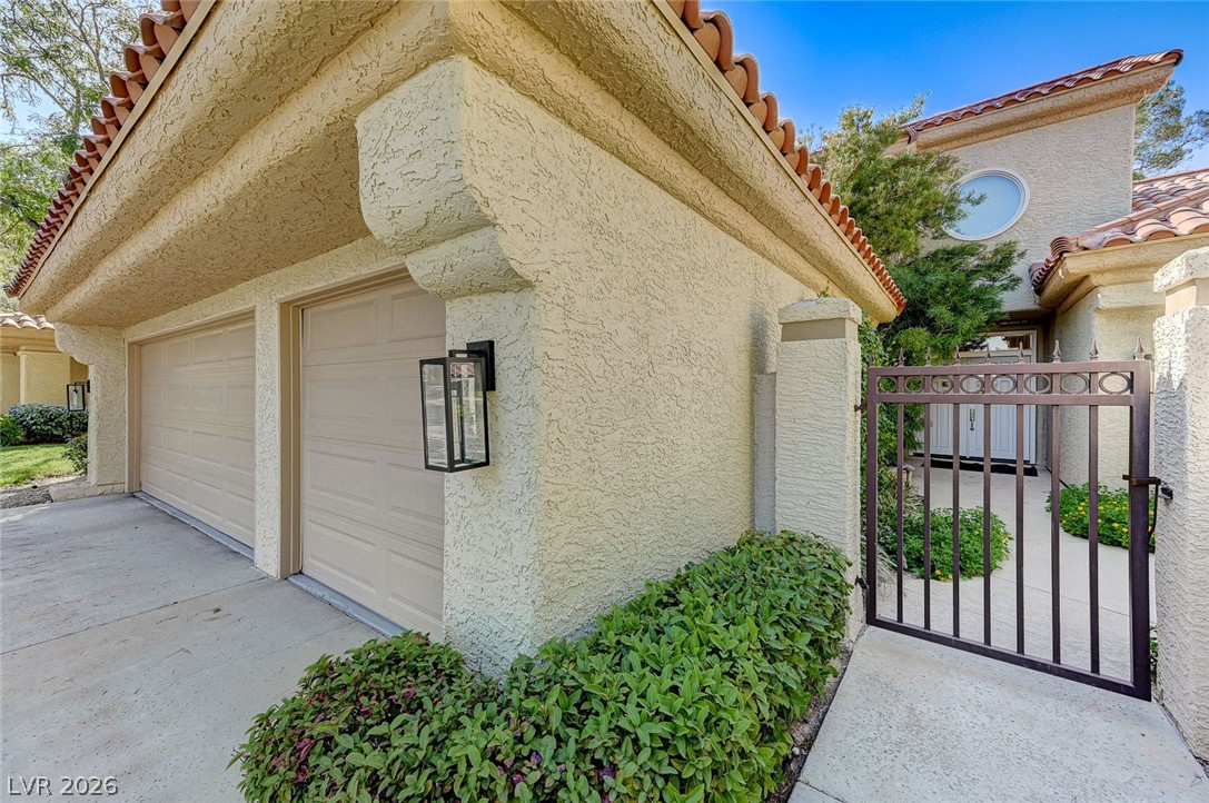 Photo 3 of 8121 Castle Pines Avenue
