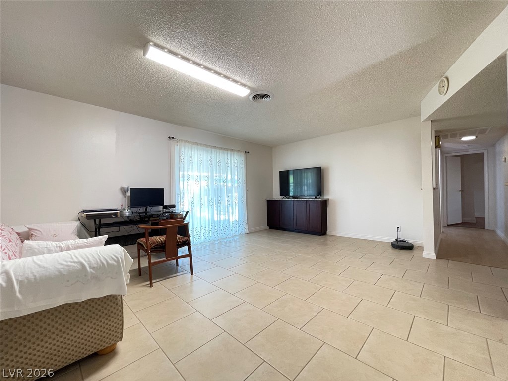 Photo 9 of 32, 2613 ARENAS Street
