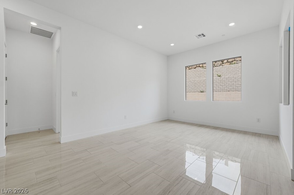 Photo 10 of 40, 372 Tigullio Avenue