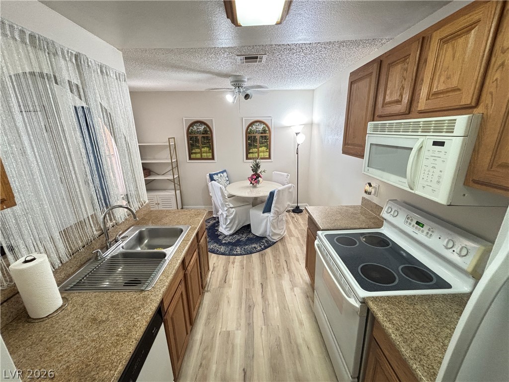 Photo 15 of 24, 1515 E Reno Avenue #C206