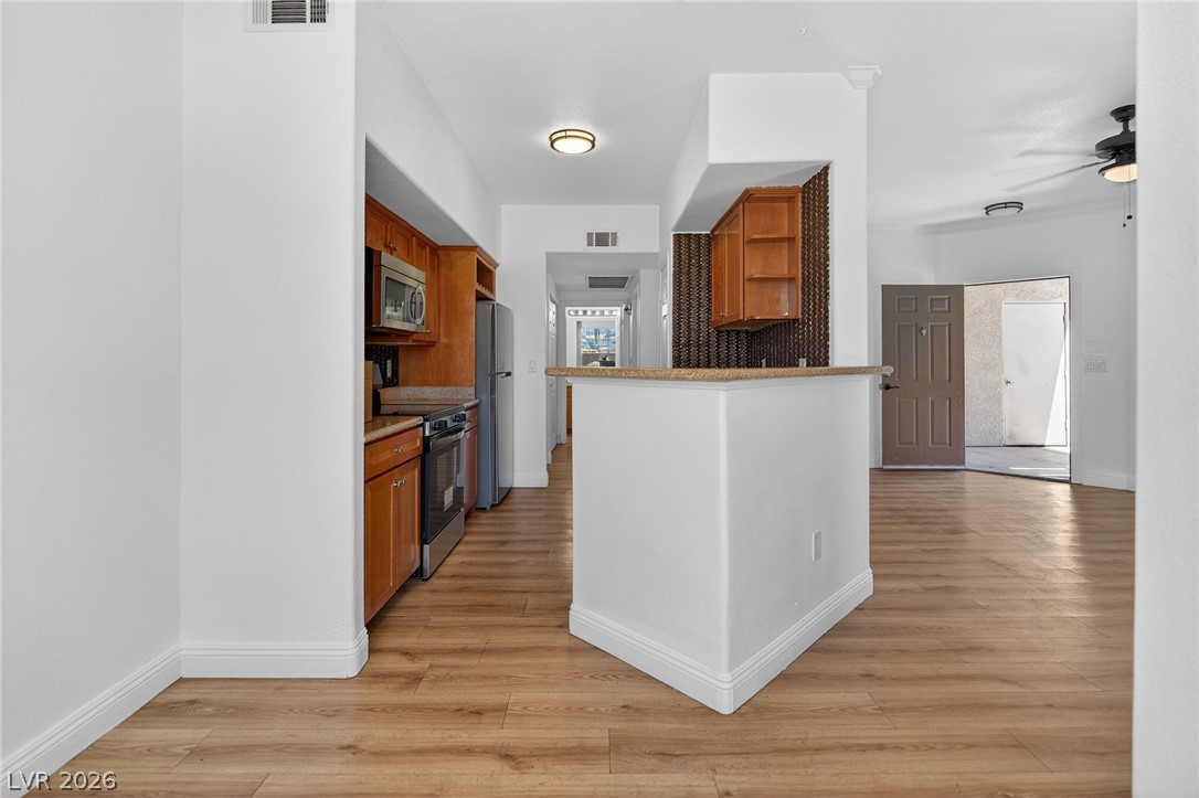 Photo 11 of 39, 4400 S Jones Boulevard #1012