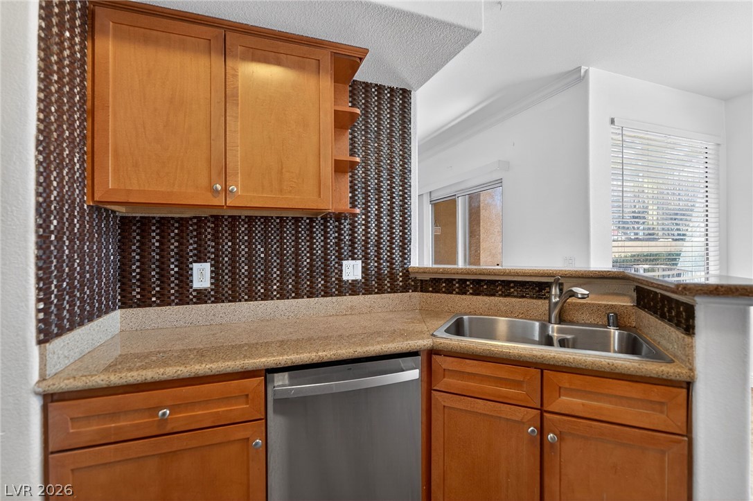 Photo 12 of 39, 4400 S Jones Boulevard #1012